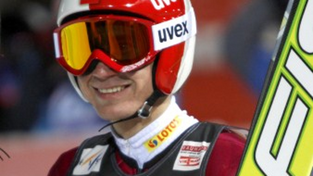 Kamil Stoch, mimo że nie skakał w piątek na swoim najwyższym poziomie, nie traci dobrego humoru. Nasz najlepszy skoczek jest przekonany, że jutro jego skoki będą już lepsze i polska drużyna powalczy o wysokie lokaty.