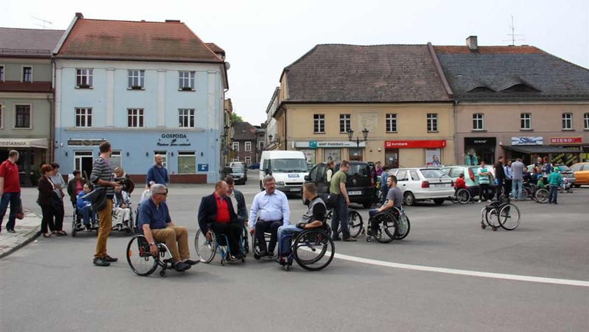 Jak poradzić sobie na wózku inwalidzkim poruszając się po Pszczynie przekonał się m.in. burmistrz Pszczyny Dariusz Skrobol oraz Maciej Kluss, dyrektor Muzeum Zamkowego.