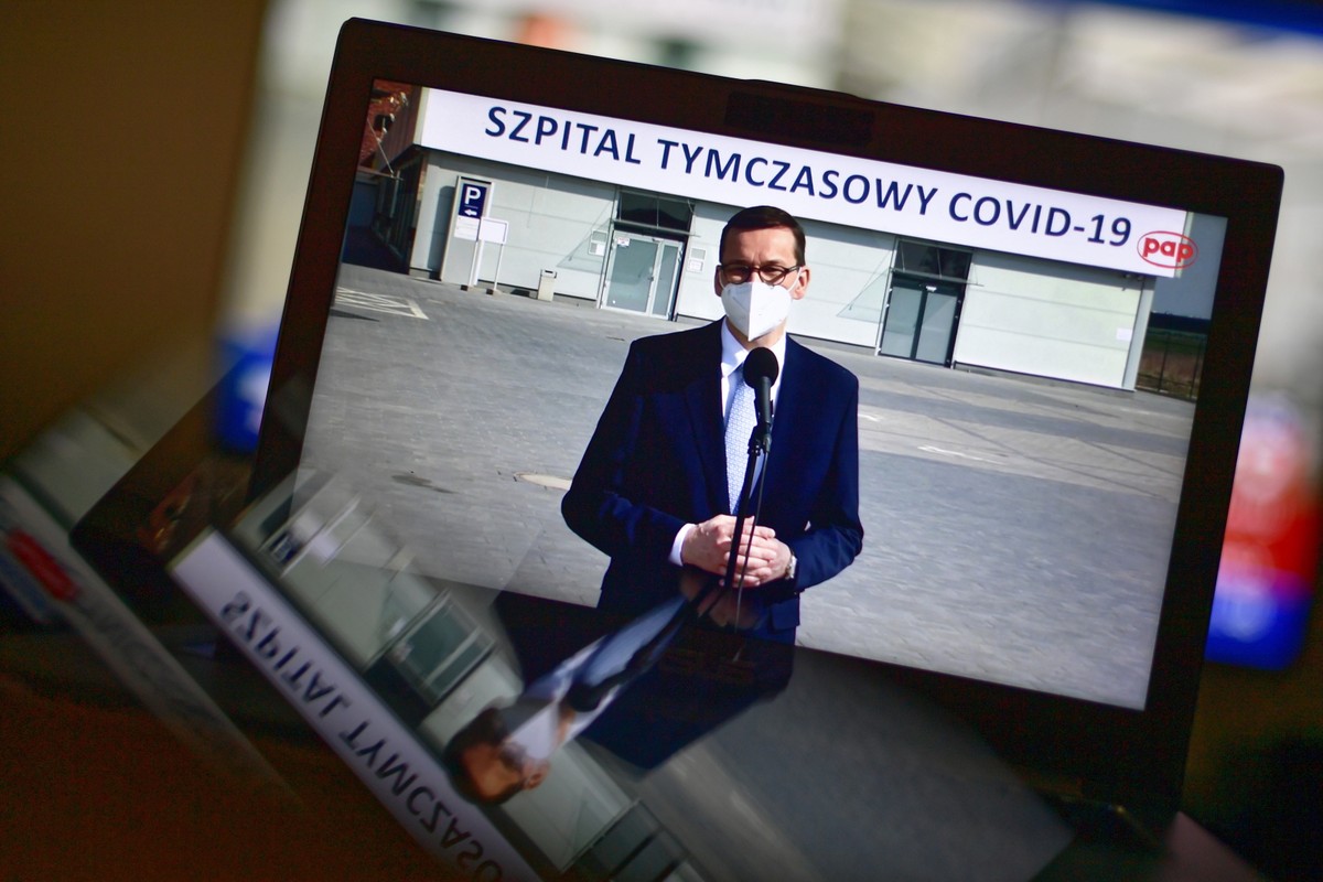 Premier Mateusz Morawiecki podczas wypowiedzi dla mediów w szpitalu tymczasowym we Wrocławiu