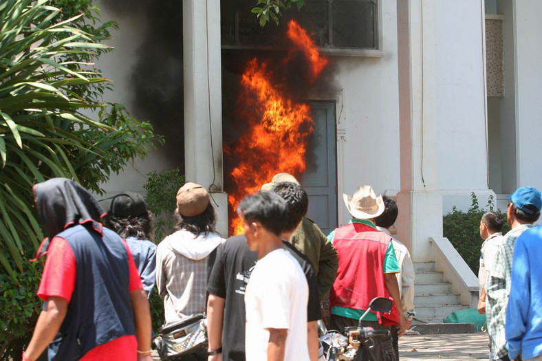 Płonący dom w Bangkoku, Fot. EPA/MAST IRHAM Dostawca: PAP/EPA.