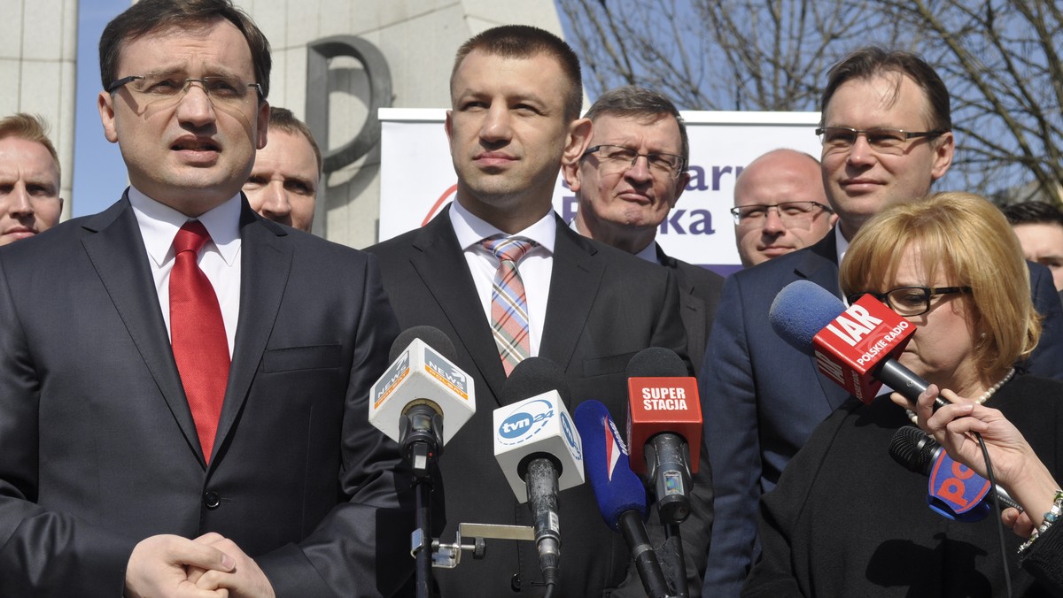 Bokser Tomasz Adamek został dziś oficjalnie kandydatem Solidarnej Polski do Parlamentu Europejskiego. Potwierdził w Warszawie Zbigniew Ziobro, który na konferencji pojawił się wraz ze sportowcem i pozostałymi politykami partii. Spotkanie zostało uwiecznione na zdjęciu, umieszczonym na Twitterze przez Jacka Kurskiego. Fotografia ma szansę zrobić dużą karierę w internecie.