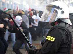 Policjant skopał demonstranta. Prokuratura: Niska szkodliwość czynu