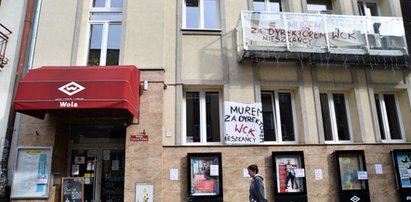 Co się dzieje w centrum kultury na Woli? Murem za dyrektorem!