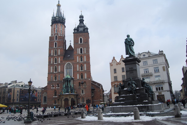 Kościół Mariacki i pomnik Adama Mickiewicza na rynku w Krakowie fot. AF