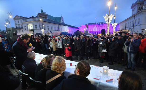 "Wigilia z Konstytucją". Obywatele RP zebrali się pod Pałacem Prezydenckim