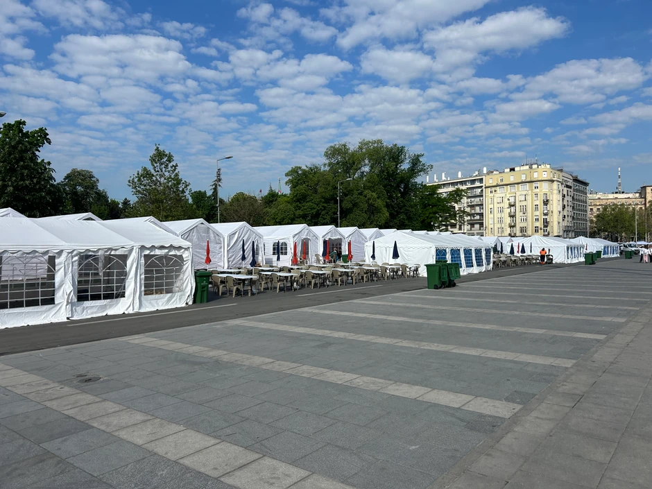 Šatori ispred dve skupštine