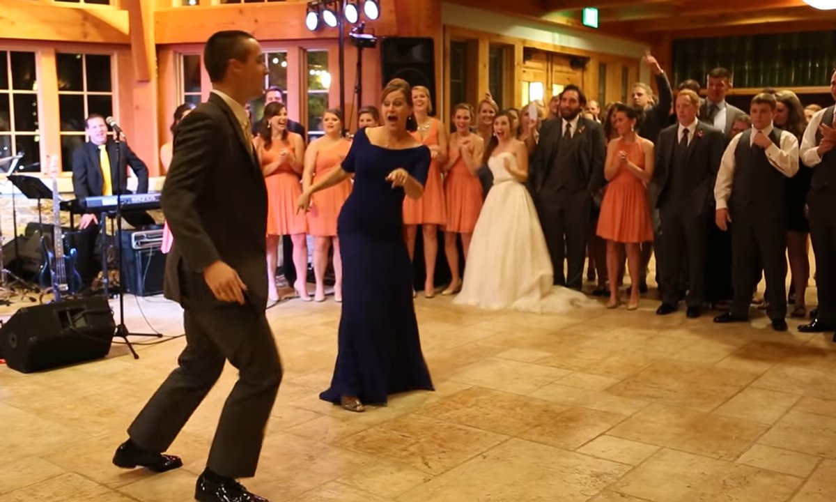 Fenomenalny występ matki i syna na weselu. Reakcja panny młodej bezcenna [wideo]