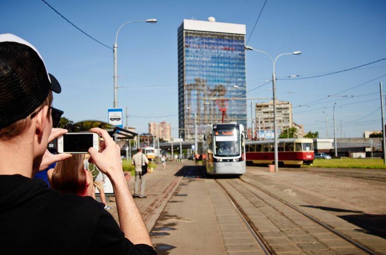 Na razie polskie tramwaje zbierają pozytywne recenzje w Moskwie. Wypadają bardzo korzystnie na tle przestarzałego taboru kursującego w Moskwie. Pozytywnie wypowiadał się o tej konstrukcji m.in. Jewgienij Michajłow, przedstawiciel MosGorTransu (to tramwajowe przedsiębiorstwo przewozowe w Moskwie). Przygoda Pesy z rynkiem rosyjskim zaczęła się w grudniu 2012 r., kiedy na ulice Kaliningradu wyjechał tramwaj Swing. To był pierwszy w historii niskopodłogowy tramwaj w Rosji. Pojazd zebrał wtedy bardzo pozytywne recenzje. Władze Kaliningradu zamówiły dotychczas trzy tramwaje Swing