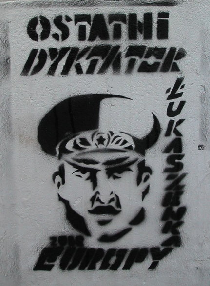 Graffiti wymierzone przeciwko Łukaszence, namalowane w Warszawie w 2002 r. (fot. Bladyniec, opublikowano na licencji Creative Commons Uznanie autorstwa – Na tych samych warunkach 4.0 Międzynarodowe)