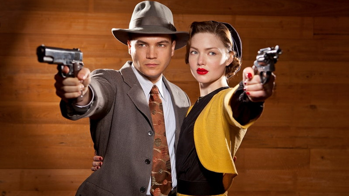 Bonnie i Clyde to telewizyjna opowieść o legendarnej parze przestępców lat trzydziestych zeszłego wieku. Emile Hirsch („Wszystko za życie”) i Holliday Grainger („Rodzina Borgiów”) wcielają się w tytułowe role Bonnie Parker i Clyde'a Barrowa – pary wyjętych spod prawa kochanków, których wyczyny na stałe wpisały się w historię kryminalną Stanów Zjednoczonych.