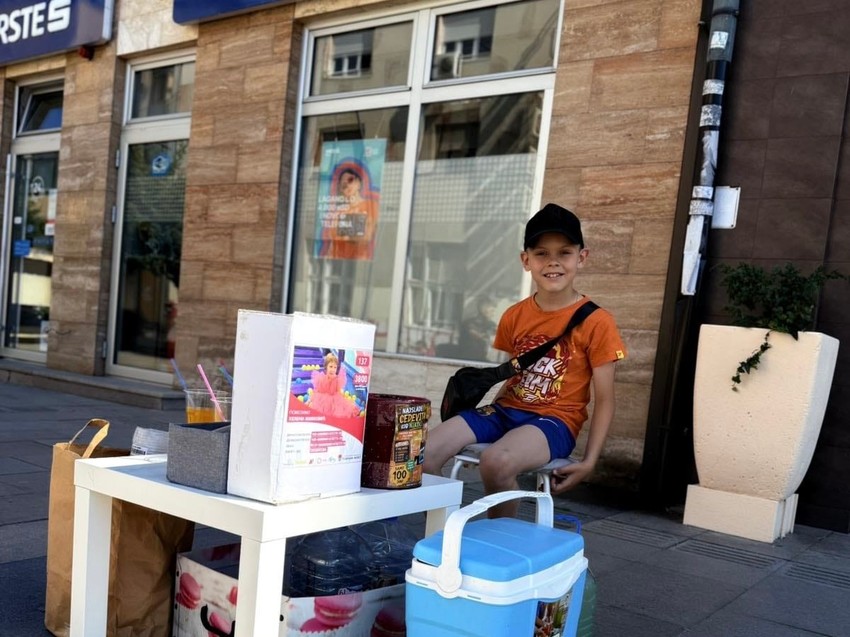 Nikola prodaje limunadu za lečenje sestrice Helene