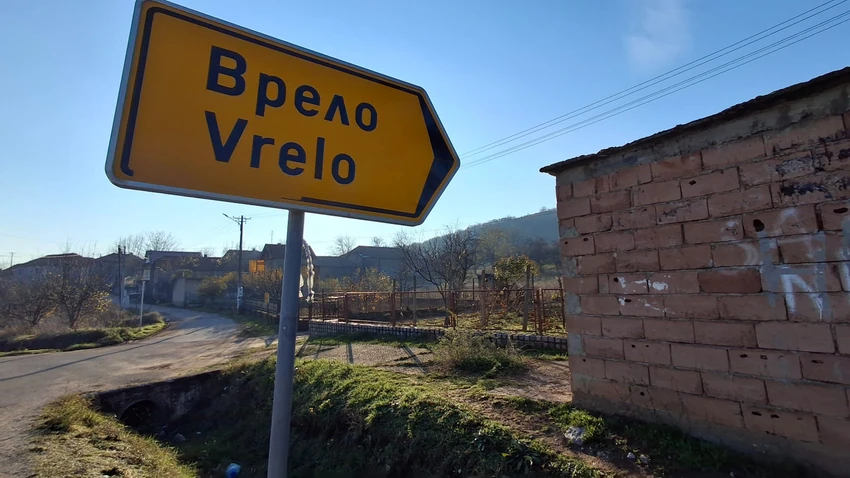 Autobusko stajalište na ulazu u selo Vrelo
