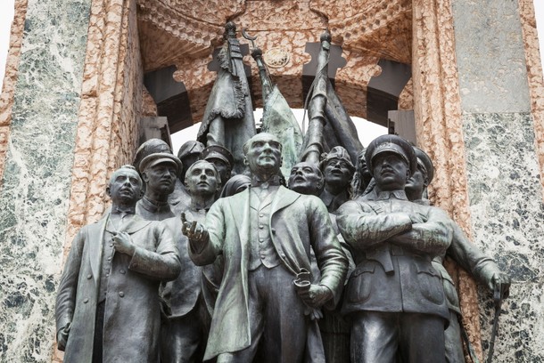 Pomnik Republiki na placu Taksim w Stambule zaprojektowany przez Pietro Canonica