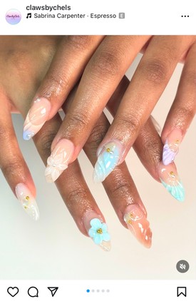 A pasztell árnyalatai és a virágok együtt trópusi hangulatot idéznek