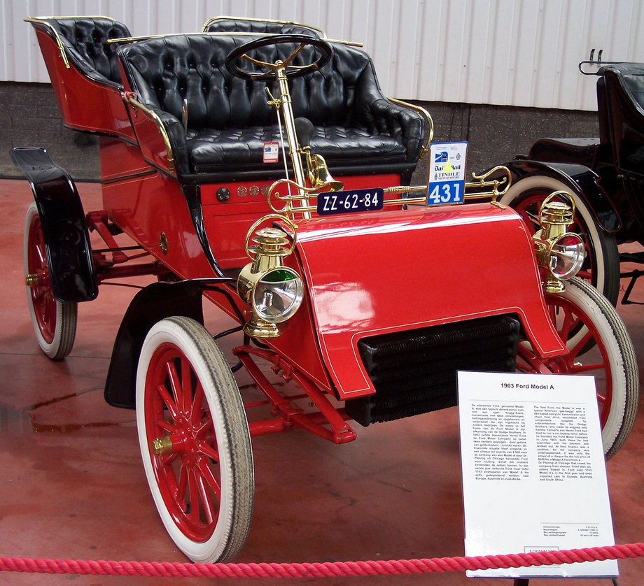 To pierwszy samochód firmy Henry'ego Forda - Ford A z 1903 roku. Jego maksymalna prędkość to 45 km/godz. Powstało 1750 sztuk. 