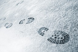 Nieodśnieżony, śliski chodnik może nas sporo kosztować