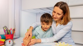 Świadczenie pielęgnacyjne 2026: 3386 zł od stycznia. Podwyżka pewna, ale zasady dzielą opiekunów