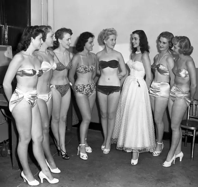 Uczestniczki pierwszej edycji Miss World. Zwyciężczyni — Kicki Håkansson — ubrana w białą suknię, lipiec 1951 r. / Getty Images