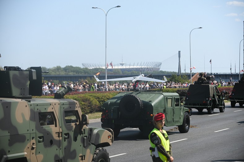 Warszawa, 15.08.2025. Defilada wojskowa na warszawskiej Wisłostradzie, w ramach obchodów Święta Wojska Polskiego, 15 bm. Tegoroczna defilada wojskowa odbywa się pod hasłem „Dziękujemy za Waszą służbę”. (mr) PAP/Marcin Obara