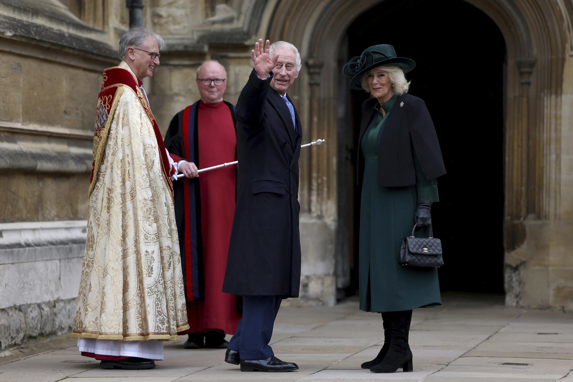 Britský kráľ Karol III. sa s kráľovnou Camillou zúčastnil na veľkonočnej bohoslužbe na hrade Windsor.