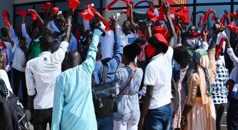 Des journalistes sénégalais brandissent des foulards rouges pour exiger la libération de leur confrère Pape Alé Niang.
