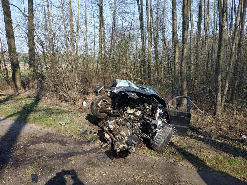 Zmiażdżony ford. W środku ciężarna kobieta