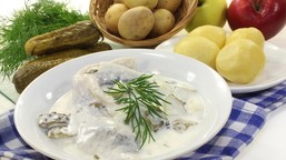 najlepszy sposób na śledzie w śmietanie. to pyszna klasyka, ale warto znać ten trik