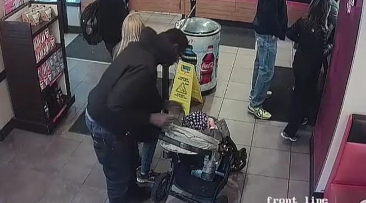 A pillanat, amikor a férfi megpróbálja kivenni a gyermek babakocsijából / Fotó: Philaderpiai rendőrség