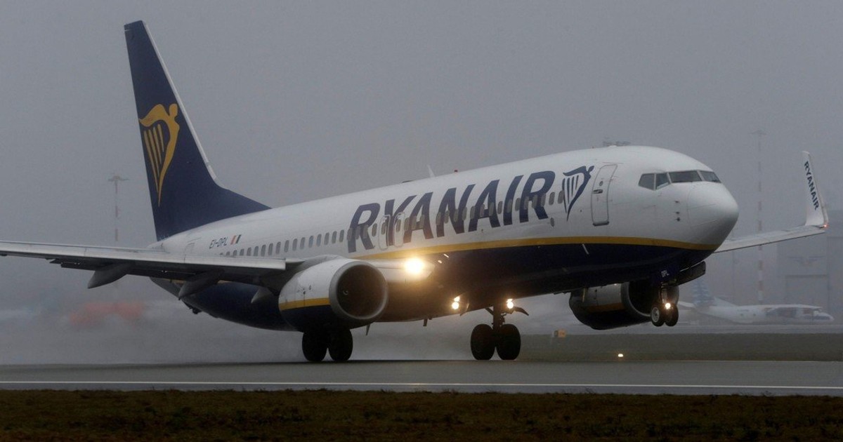 Awantura o za duży bagaż na pokładzie Ryanaira. Policja wyprowadziła pasażera z samolotu