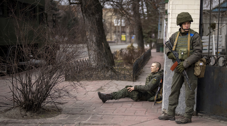 Az ukrán erők továbbra is fenntartják Kijev védelmét / Fotó: MTI/AP/Emilio Morenatti