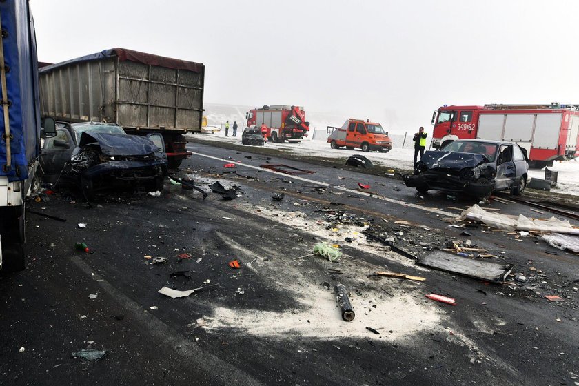 Karambol na A1. Ponad 70 rozbitych aut niedaleko Piotrkowa Trybunalskiego.