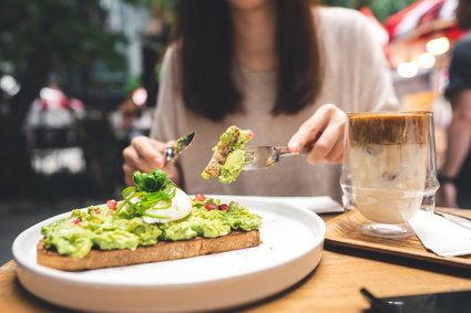 Tosty z awokado są już passe. Pokolenie Z ma nowy przysmak, który zmienia gastronomię