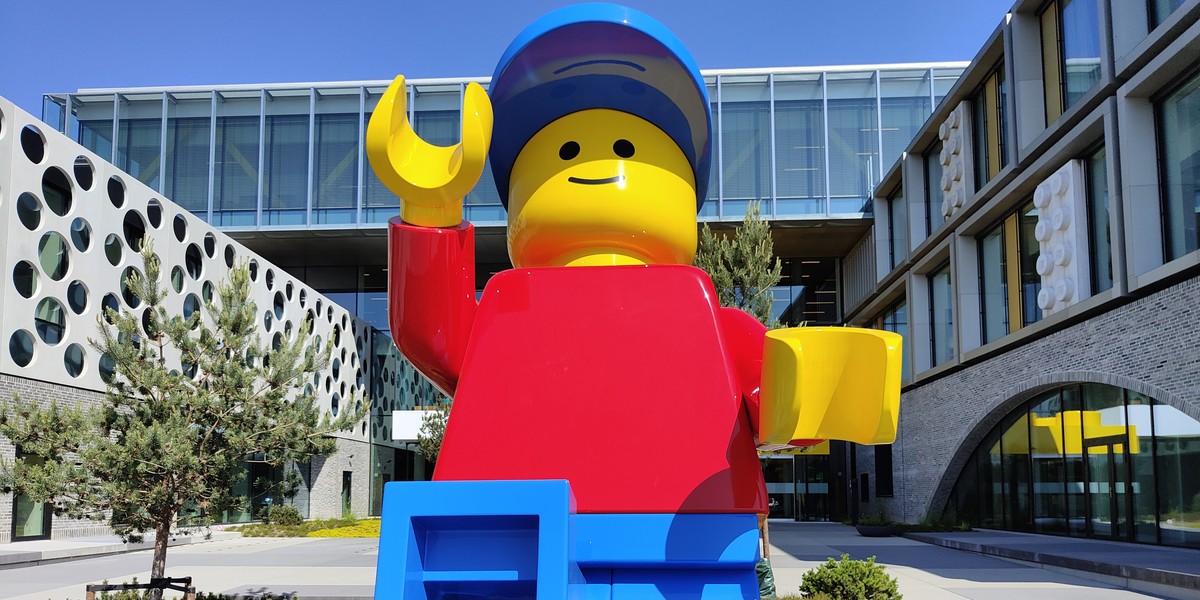 Wielka figurka przed siedzibą firmy Lego w Billund w Danii