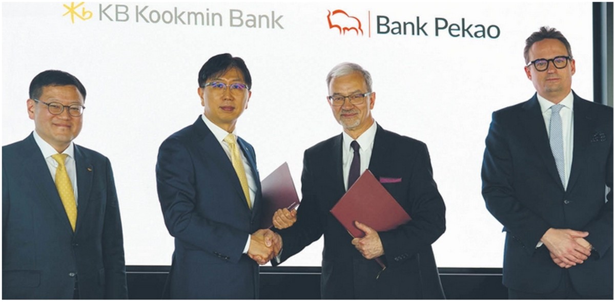 Od lewej: Tae Doo Kwon- KB Kookimin Bank, Nam Che Kang- KB Kookmin Bank, Jerzy Kwieciński- Bank Pekao S.A., Piotr Stolarczyk- Bank Pekao S.A.