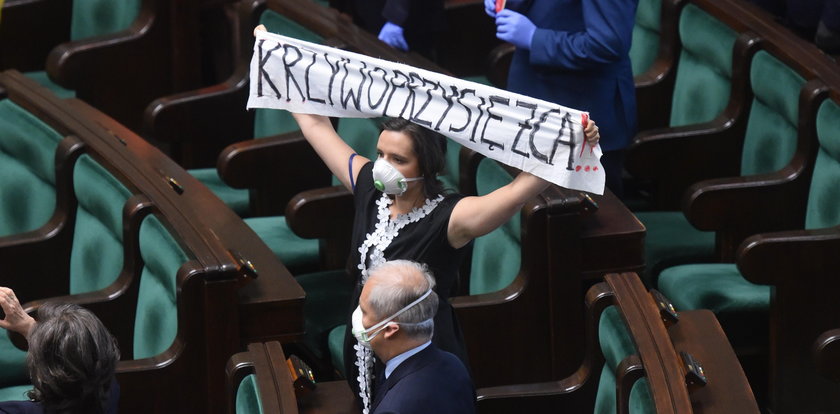 Posłanka Jachira protestuje w Sejmie. Co zarzuca Dudzie?