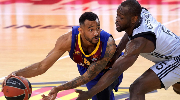 Hanga Ádám, a Barcelona (balra) és Charles Kahudi, a Villeurbanne játékosa a férfi kosárlabda Euroliga mérkőzésén Barcelonában február 26-án / Fotó: MTI/EPA/EFE/Alejandro García