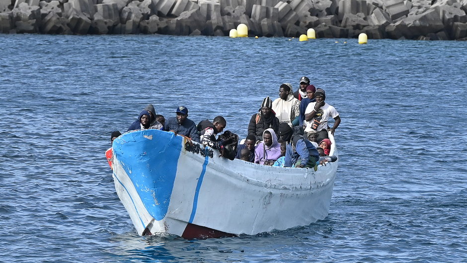 Uratowani migranci na łodzi w El Pinar, Hiszpania, luty 2024 r.