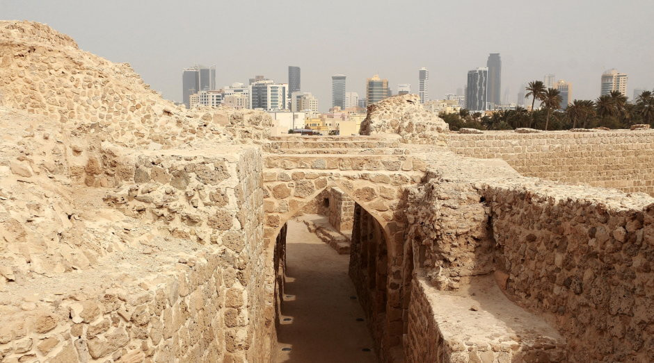 Bahrajn - Karbabad. Widok z Bahrain Fort na Manamę