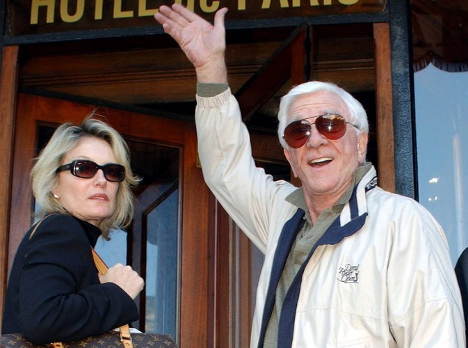 Leslie Nielsen z żoną Barbaree Earl Nielsen w Monte Carlo podczas promocji filmu 'Faceci z miotłami' 29 listopada 2001