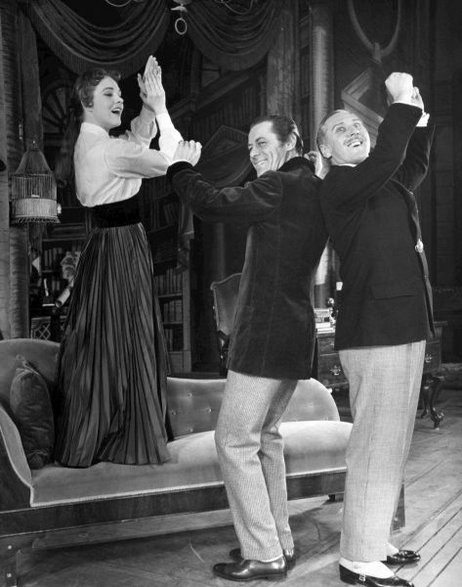 Julie Andrews, Rex Harrison i Robert Coote w broadwayowskiej wersji „My Fair Lady” (domena publiczna)