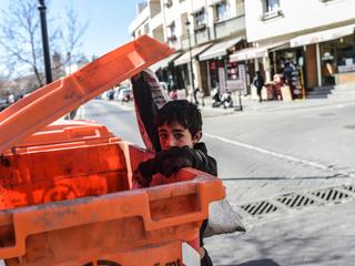 mały Syryjczyk z Aleppo, przeszukuje kontenery na śmieci
