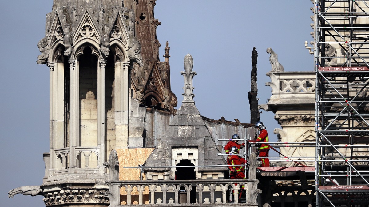 "Nadszedł czas pytań" – mówił o pożarze paryskiej katedry Notre Dame dziennikarz telewizji "Euronews". Dziennik "Le Monde", który wysoko ocenia pracę straży pożarnej, pisze z powołaniem się na ekspertów, że "przyczyną pożaru mogła być iskra ze spawarki".