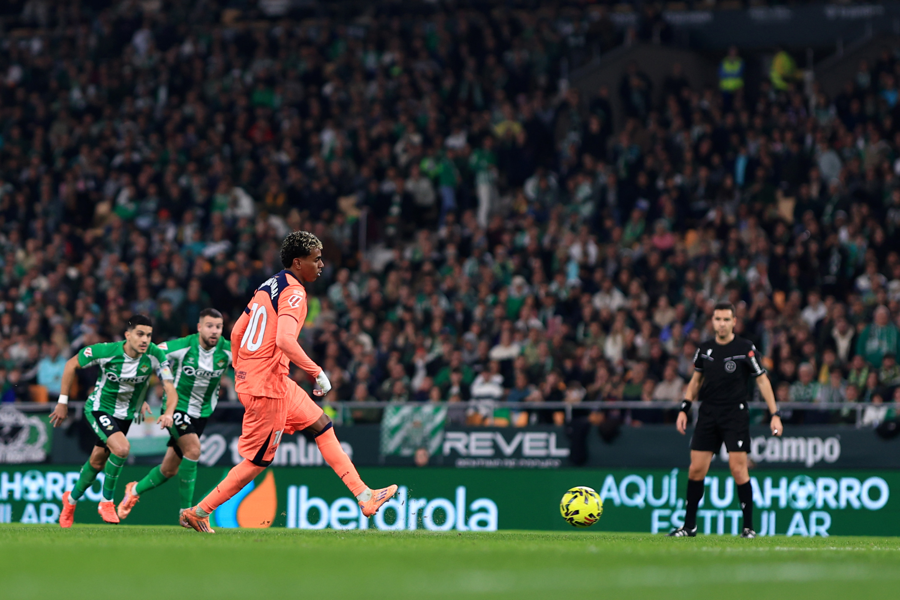 Ferran Torres alcanza a Iniesta: 57 goles con el Barça tras hat-trick