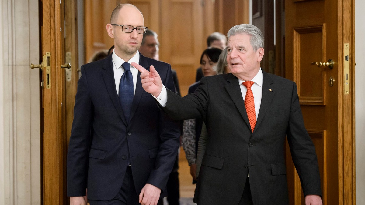 Ukraiński premier Arsenij Jaceniuk zaapelował w Berlinie do prezydenta Niemiec Joachima Gaucka o dalsze poparcie Niemiec dla Ukrainy. Wcześniej została podpisana deklaracja o niemieckim kredycie finansowym dla Ukrainy w wysokości 500 mln euro.