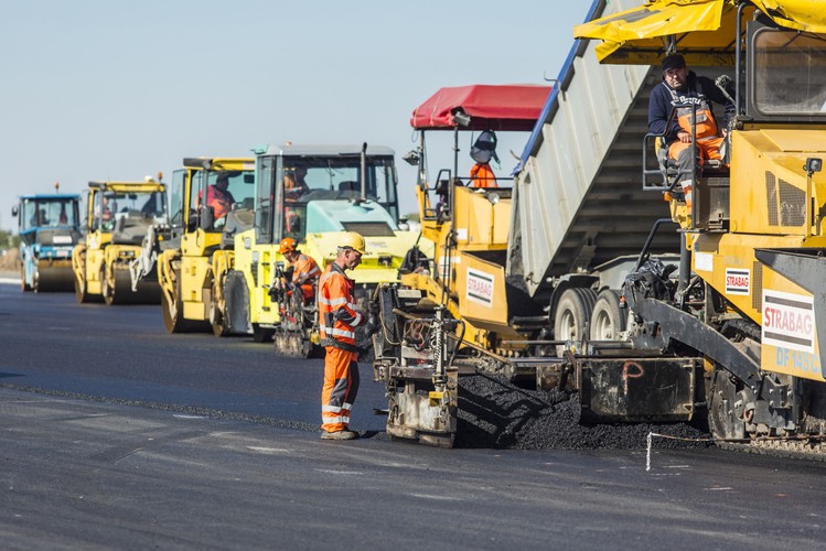 Modernizacja drogi startowej Portu Lotniczego Poznań-Ławica  (bj/mr) PAP/Bartosz Jankowski