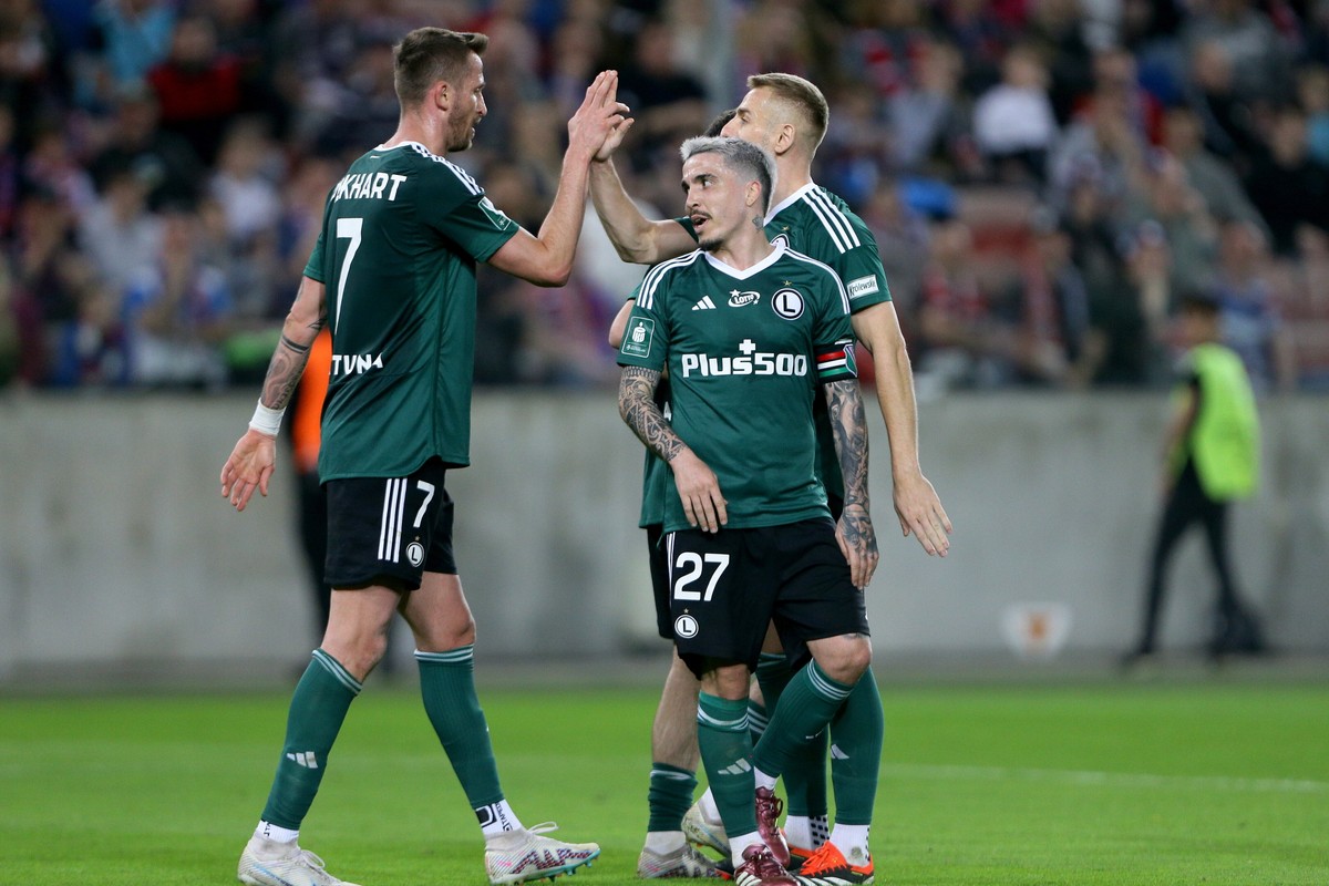 Radość zawodników Legii Warszawa po bramce zdobytej na 0:1 w meczu 26. kolejki piłkarskiej Ekstraklasy z Górnikiem Zabrze