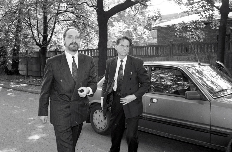 Antoni Macierewicz (z lewej) przed gmachem Ministerstwa Spraw Wewnętrznych (MSW), do którego nie został wpuszczony po odwołaniu rządu premiera Jana Olszewskiego (05.06.1992)