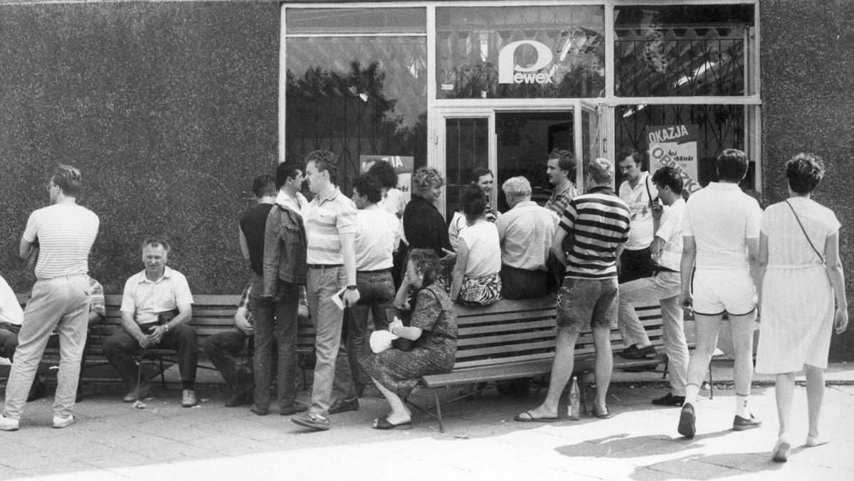 Sklep Pewex przy ul. Grzybowskiej w Warszawie, 27 czerwca 1989 r.
