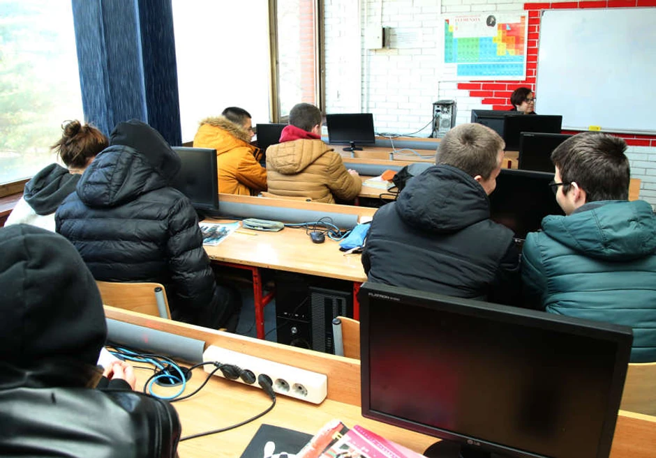 gimnazija-banjaluka-ucionice-djaci-jakne-02-foto-s-pasalic-872x610