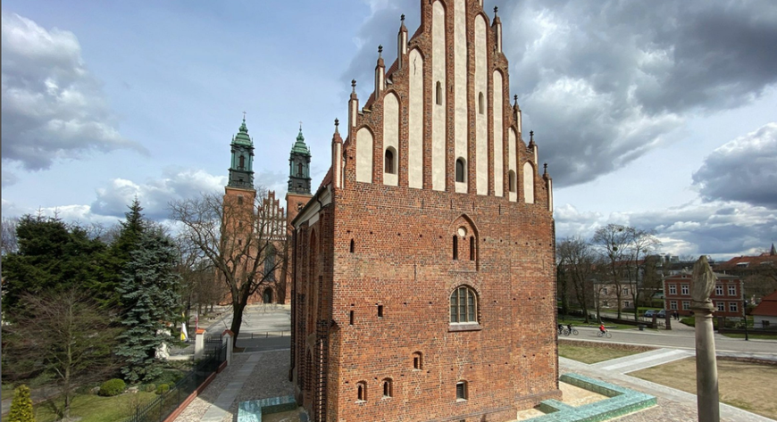 Palatium Mieszka I ponownie nagrodzone Znamy laureatów konkursu na Najlepiej zagospodarowaną przestrzeń publiczną w Wielkopolsce. II nagrodę przyznano Miastu Poznań za ekspozycję reliktów Palatium Mieszka I na Ostrowie Tumskim. To szklana instalacja, będąca odtworzeniem kształtu siedziby pierwszego władcy Polski.